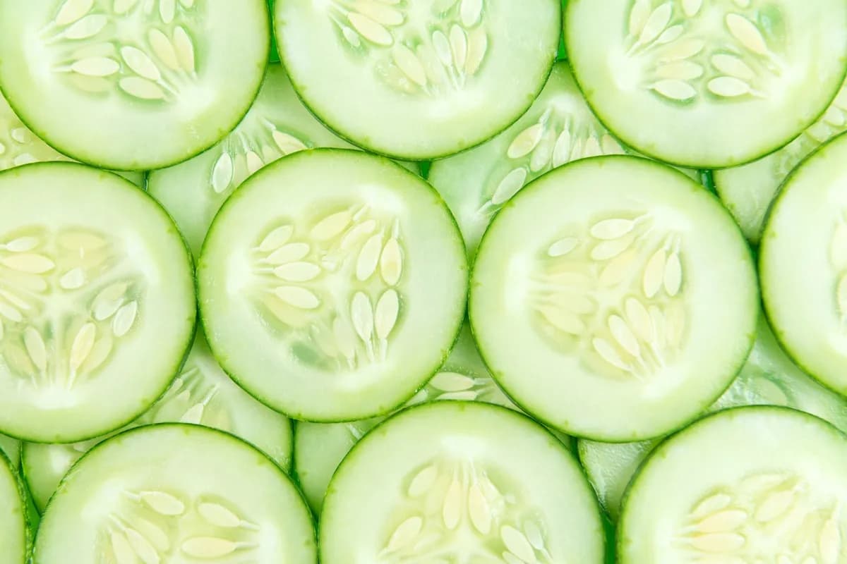 Ile kcal ma ogórek? Zaskakujące fakty o kaloriach i zdrowiu Ile kcal ma ogórek? Zaskakujące fakty o kaloriach i zdrowiu