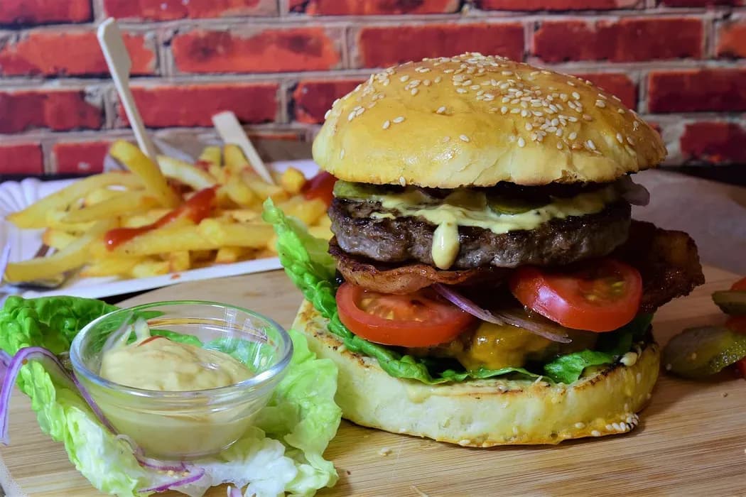 Ile kalorii ma hamburger wołowy? Zaskakujące fakty o jego kaloryczności Ile kalorii ma hamburger wołowy? Zaskakujące fakty o jego kaloryczności