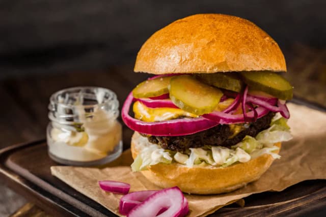 Ile piec hamburgery w piekarniku? Prosty sposób na soczyste i smaczne burgery Ile piec hamburgery w piekarniku? Prosty sposób na soczyste i smaczne burgery