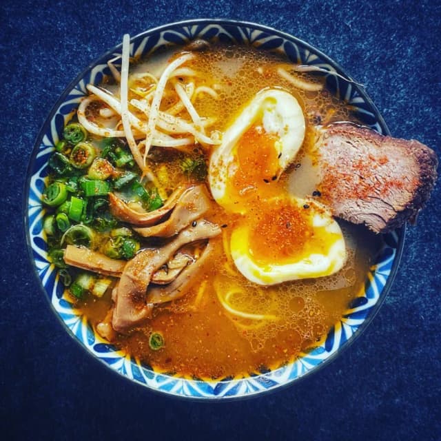 Jak zrobić pyszny ramen w domu – prosty przepis z dostępnych składników Jak zrobić pyszny ramen w domu – prosty przepis z dostępnych składników