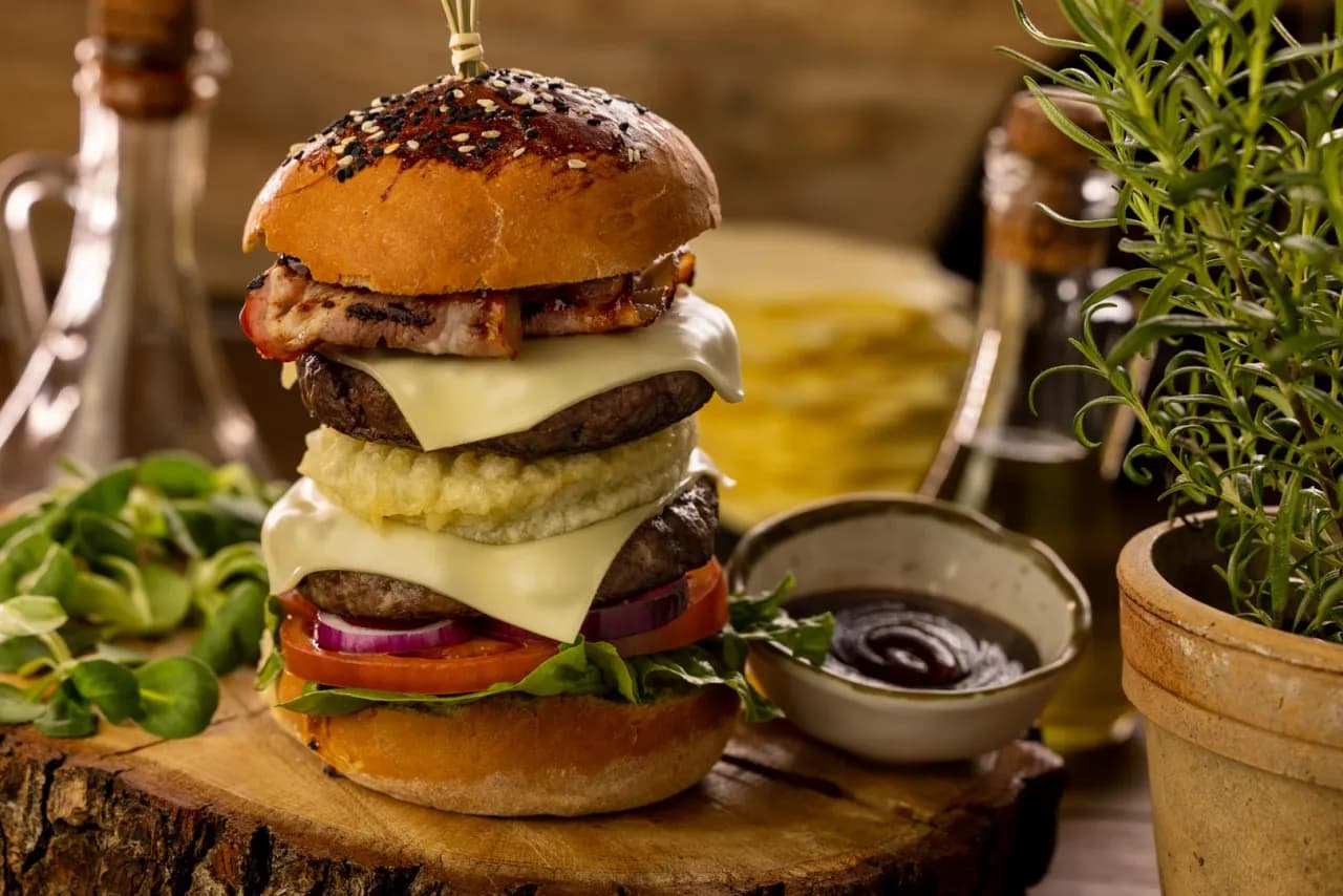 Jak doprawić burger wołowy, aby był soczysty i pełen smaku Jak doprawić burger wołowy, aby był soczysty i pełen smaku