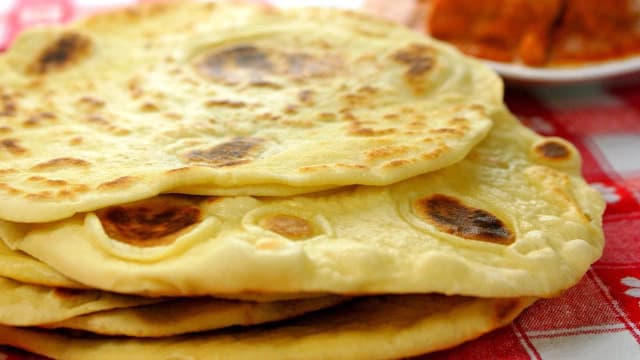 Jak zrobić chlebek naan na patelni - prosta receptura, która zaskoczy Jak zrobić chlebek naan na patelni - prosta receptura, która zaskoczy
