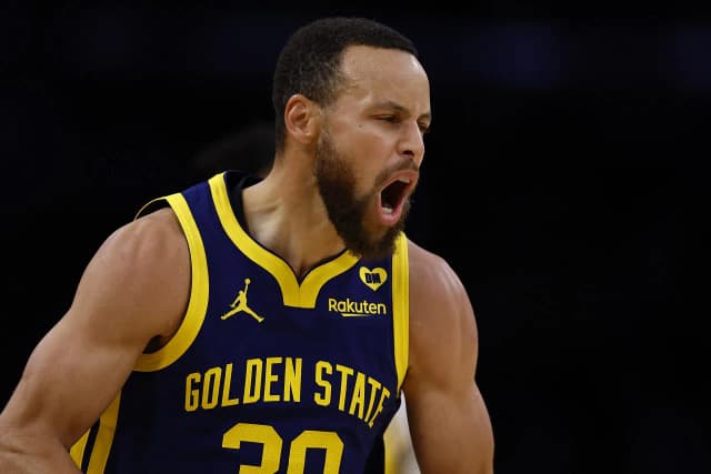 Ile zarabia Stephen Curry? Zaskakujące fakty o jego dochodach Ile zarabia Stephen Curry? Zaskakujące fakty o jego dochodach