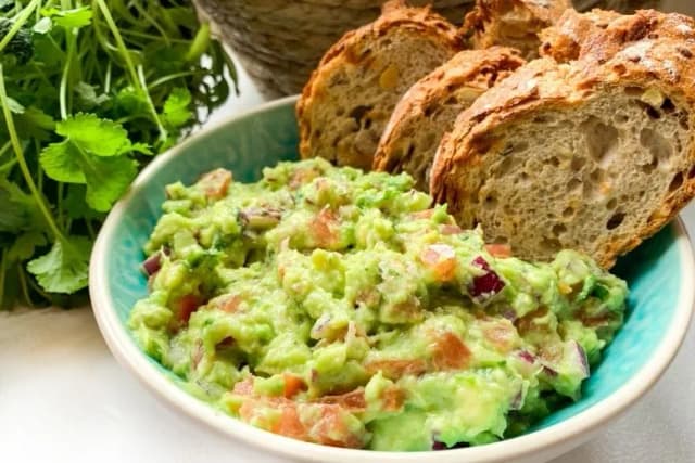 Czy guacamole jest zdrowe? Wszystko o korzyściach i wadach tego dipu Czy guacamole jest zdrowe? Wszystko o korzyściach i wadach tego dipu
