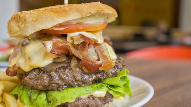 Jak doprawić mięso na hamburgery, aby były soczyste i pełne smaku Jak doprawić mięso na hamburgery, aby były soczyste i pełne smaku