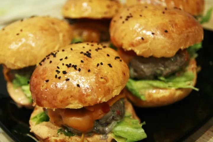 Gdzie kupić mini hamburgery w bułkach? Najlepsze miejsca i porady Gdzie kupić mini hamburgery w bułkach? Najlepsze miejsca i porady
