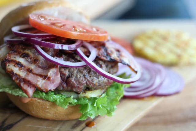 Jak zrobić domowego hamburgera - prosty przepis na pyszny posiłek Jak zrobić domowego hamburgera - prosty przepis na pyszny posiłek
