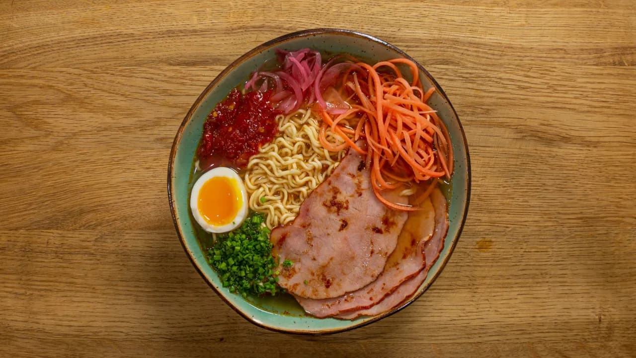 Prosty przepis na ramen z zupki chińskiej – jak zrobić pyszne danie w kilka minut Prosty przepis na ramen z zupki chińskiej – jak zrobić pyszne danie w kilka minut