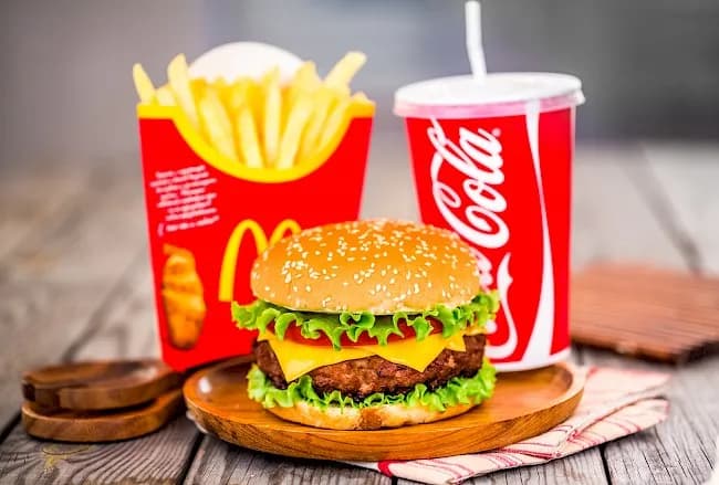Ile kalorii ma hamburger z McDonalda? Zaskakujące fakty o diecie Ile kalorii ma hamburger z McDonalda? Zaskakujące fakty o diecie