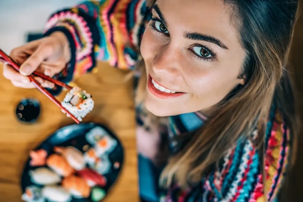 Jak jeść sushi z sosem sojowym, aby uniknąć przesolenia i cieszyć się smakiem Jak jeść sushi z sosem sojowym, aby uniknąć przesolenia i cieszyć się smakiem