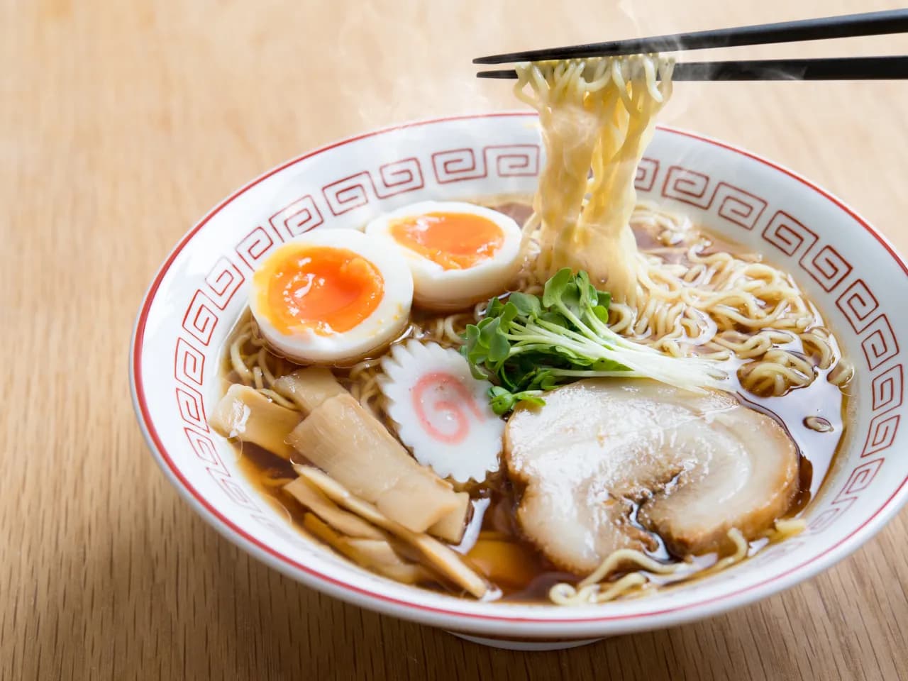 Makaron ramen z czym podać? Odkryj idealne dodatki i buliony Makaron ramen z czym podać? Odkryj idealne dodatki i buliony