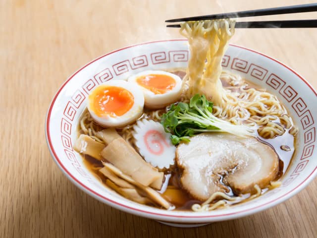 Makaron ramen z czym podać? Odkryj idealne dodatki i buliony Makaron ramen z czym podać? Odkryj idealne dodatki i buliony