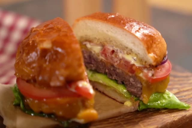 Co to smash burger? Odkryj wyjątkowy smak i technikę przygotowania Co to smash burger? Odkryj wyjątkowy smak i technikę przygotowania