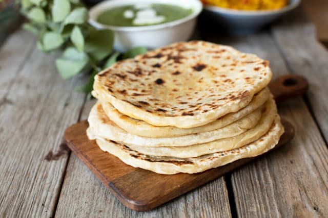 Chlebek naan z czym podawać przepisy – smaki, które zachwycą każdego Chlebek naan z czym podawać przepisy – smaki, które zachwycą każdego